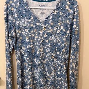 croft & barrow blue and white floral V-neck tee